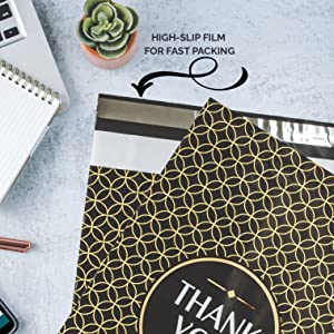 Fácil descascar o encarregado do envio da correspondência coloriu os envelopes que enviam sacos para a roupa