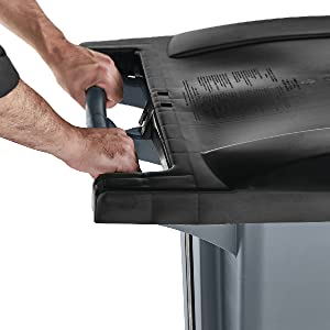 O desenrolamento BRUTAL dos produtos comerciais de Rubbermaid rodou o balde do lixo que recicla escaninhos do recipiente da entrada de automóveis